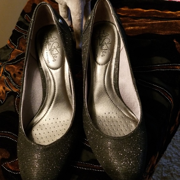 Heels - Picture 3 of 3